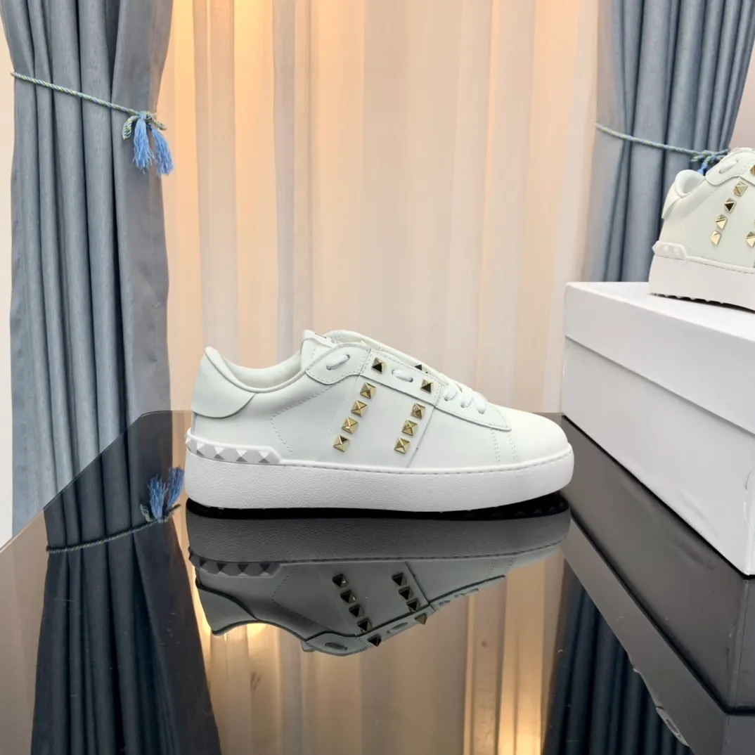 👟👟Ex-factory price 480👟👟 VALENTINO Valentino sneakers 21ss new letter sneakers white shoes lace-up sneakers Zhang Yixing's same rivet lace-up casual shoes sneakers The highest version on the market! All details are consistent with the original version. Buy the original 1:1 replica. Material: original imported pebbled cowhide with VT original webbing and 3D printed color pattern. Inner lining: imported cowhide lining and cowhide foot pads. Outsole: exclusive molded TPU wear-resistant outsole. Strap: with rubber texture VLTN LOGO. Insole: authentic rubber insole. Original packaging box and full set of original packaging. Size: 35-40 ( 41🉑️No return or exchange for customization) 38-44 (45🉑️No return or exchange for customization)